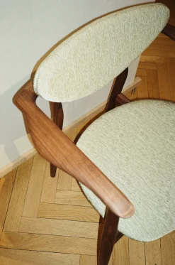House of Finn Juhl 109 Armchair, valnød af Finn Juhl><noscript><img width=