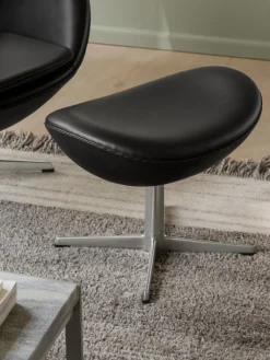 Fritz Hansen 3127 Fodskammel til Ægget af Arne Jacobsen stofgr. 1><noscript><img width=