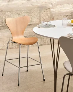 Fritz Hansen 3177 Junior højstol af Arne Jacobsen><noscript><img width=