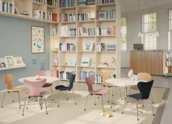 Fritz Hansen 3101 Myren Barnestol, wild rose fra>Børn Børnestole
