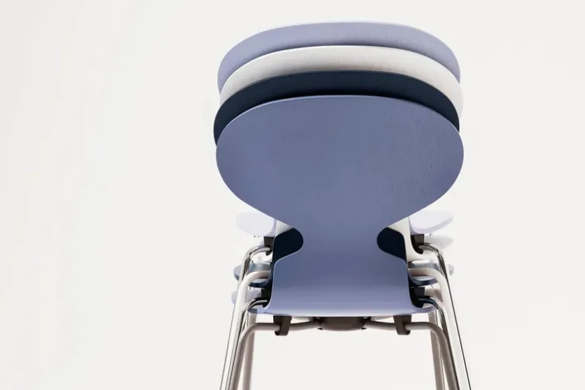 Fritz Hansen 3101 Myren Stol i farvet ask af Arne Jacobsen> Spisebordsstole