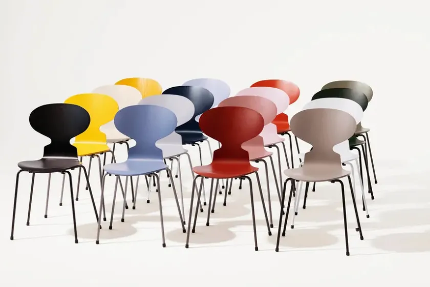 Fritz Hansen 3101 Myren Stol i farvet ask af Arne Jacobsen> Spisebordsstole