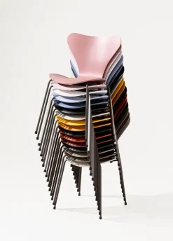 Fritz Hansen 3107 Serie 7 stol i farvet ask af Arne Jacobsen><noscript><img width=