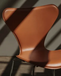 Fritz Hansen 3107 Serie 7 stol, Tailored af Arne Jacobsen><noscript><img width=