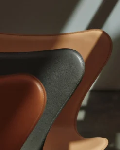 Fritz Hansen 3107 Serie 7 stol, Tailored af Arne Jacobsen><noscript><img width=