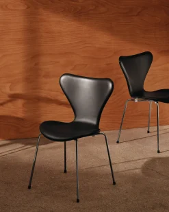 Fritz Hansen 3107 stol, fuldpolstret Essential læder sort / krom stel af Arne Jacobsen> Spisebordsstole
