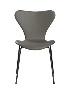 Fritz Hansen 3107 stol, fuldpolstret Essential læder sort / krom stel af Arne Jacobsen><noscript><img width=