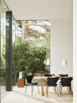 Fritz Hansen 3107 stol, fuldpolstret Essential læder sort/sort stel af Arne Jacobsen> Spisebordsstole