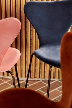 Fritz Hansen 3107 Stol, fuldpolstret velour af Arne Jacobsen> Spisebordsstole