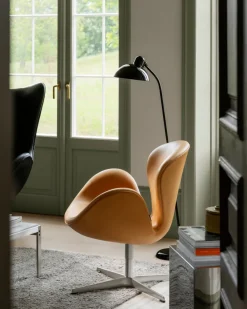 Fritz Hansen 3320 Svanen i stof (prisgruppe 1) af Arne Jacobsen><noscript><img width=