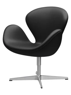 Fritz Hansen 3320 Svanen i stof (prisgruppe 1) af Arne Jacobsen><noscript><img width=