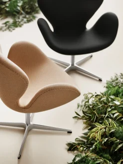Fritz Hansen 3320 Svanen i stof (prisgruppe 1) af Arne Jacobsen><noscript><img width=