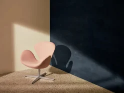 Fritz Hansen 3320 Svanen i stof (prisgruppe 1) af Arne Jacobsen><noscript><img width=