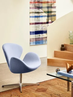 Fritz Hansen 3320 Svanen i stof (prisgruppe 1) af Arne Jacobsen><noscript><img width=
