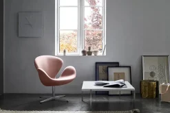 Fritz Hansen 3320 Svanen i stof (prisgruppe 1) af Arne Jacobsen><noscript><img width=