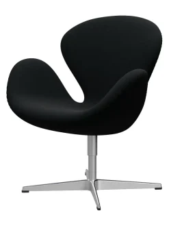 Fritz Hansen 3320 Svanen i stof (prisgruppe 1) af Arne Jacobsen><noscript><img width=