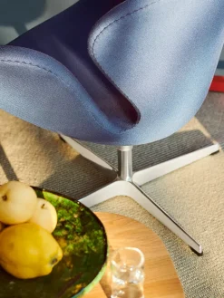 Fritz Hansen 3320 Svanen i stof (prisgruppe 1) af Arne Jacobsen><noscript><img width=