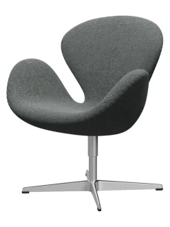 Fritz Hansen 3320 Svanen i stof (prisgruppe 1) af Arne Jacobsen><noscript><img width=