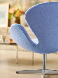Fritz Hansen 3320 Svanen i stof (prisgruppe 1) af Arne Jacobsen><noscript><img width=