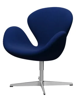 Fritz Hansen 3320 Svanen i stof (prisgruppe 1) af Arne Jacobsen><noscript><img width=