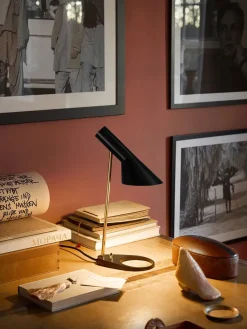 Louis Poulsen AJ Mini Table Lamp, black/brass af Arne Jacobsen><noscript><img width=