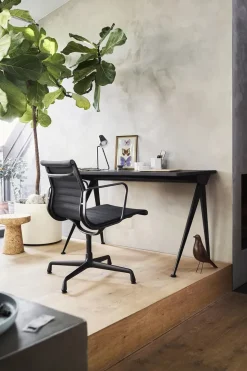 Vitra Aluminium Chair EA 117 Kontorstol, sort læder fra> Kontorstole