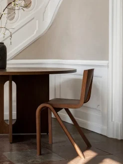 Audo Copenhagen Androgyne Dining Table Ø120 dark stained oak fra><noscript><img width=