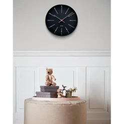 Arne Jacobsen Clocks Bankers club vægur af Arne Jacobsen i sort (Ø: 21)> Gaver Til Ham|Vægure