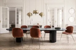 GUBI Beetle Chair, fuldpolstret fra><noscript><img width=