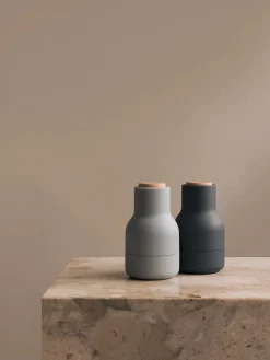 Audo Copenhagen Bottle Grinder Small, ash/carbon fra> Gaver Til Ham|Gaver Til Hende