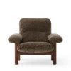 Audo Copenhagen Brasilia Lounge Chair, Dark Stained Oak Sheepskin Root fra> Lænestole
