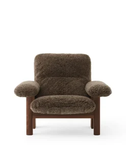 Audo Copenhagen Brasilia Lounge Chair, Dark Stained Oak Sheepskin Root fra> Lænestole