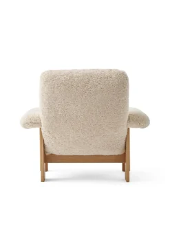 Audo Copenhagen Brasilia Lounge Chair, Dark Stained Oak Sheepskin Root fra><noscript><img width=