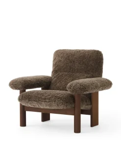 Audo Copenhagen Brasilia Lounge Chair, Dark Stained Oak Sheepskin Root fra><noscript><img width=