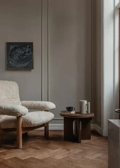 Audo Copenhagen Brasilia Lounge Chair, Dark Stained Oak Sheepskin Root fra><noscript><img width=