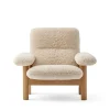 Audo Copenhagen Brasilia Lounge Chair, Natural Oak Sheepskin Nature fra> Lænestole