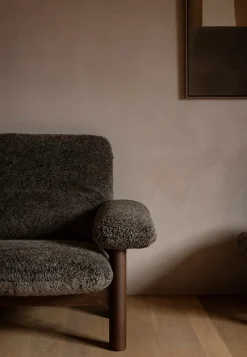 Audo Copenhagen Brasilia Lounge Chair, Natural Oak Sheepskin Nature fra><noscript><img width=