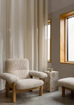 Audo Copenhagen Brasilia Lounge Chair, Natural Oak Sheepskin Nature fra><noscript><img width=