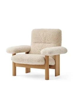 Audo Copenhagen Brasilia Lounge Chair, Natural Oak Sheepskin Nature fra><noscript><img width=