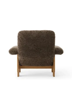 Audo Copenhagen Brasilia Lounge Chair, Natural Oak Sheepskin Nature fra><noscript><img width=
