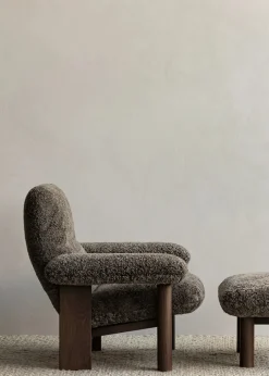 Audo Copenhagen Brasilia Lounge Chair, Natural Oak Sheepskin Root fra><noscript><img width=