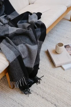 Silkeborg Uldspinderi Caracas Plaid, black fra> Puder Og Plaider