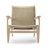 Carl Hansen & Søn CH25 Loungestol, eg hvidolie af Hans J. Wegner> Loungestole|Lænestole