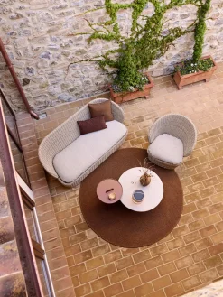 Cane-line Coast 2,5-Seater Sofa, sand fra> Udendørs Loungemøbler