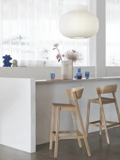 Muuto Cover Counter Stool, oak w. cognac leather fra> Barstole