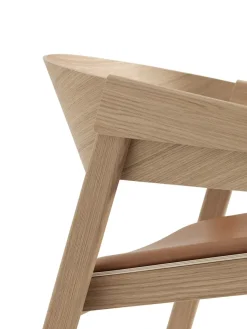 Muuto Cover Lounge Chair, oak w. cognac leather fra><noscript><img width=