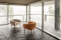 GUBI Croissant Lounge Chair, fabric fra> Lænestole