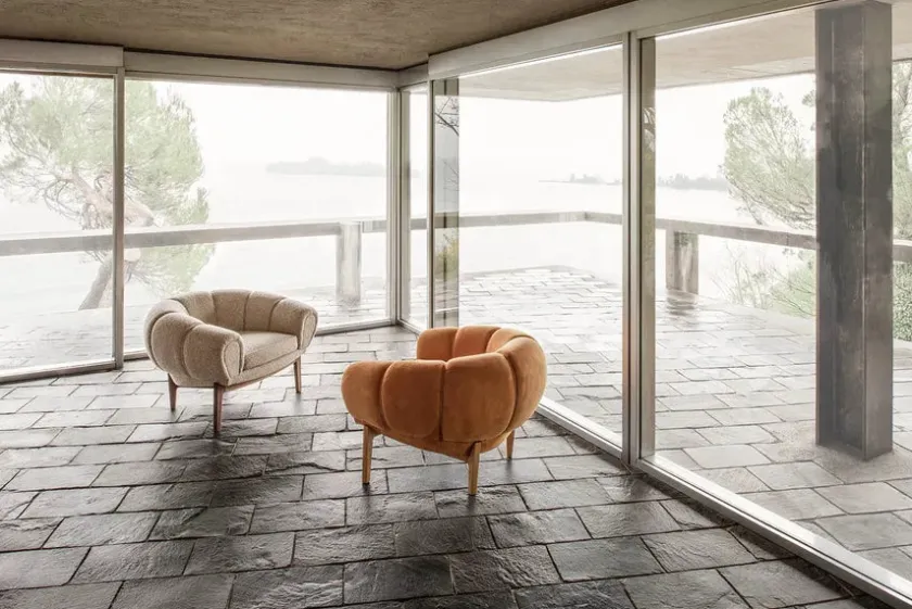 GUBI Croissant Lounge Chair, leather fra> Lænestole