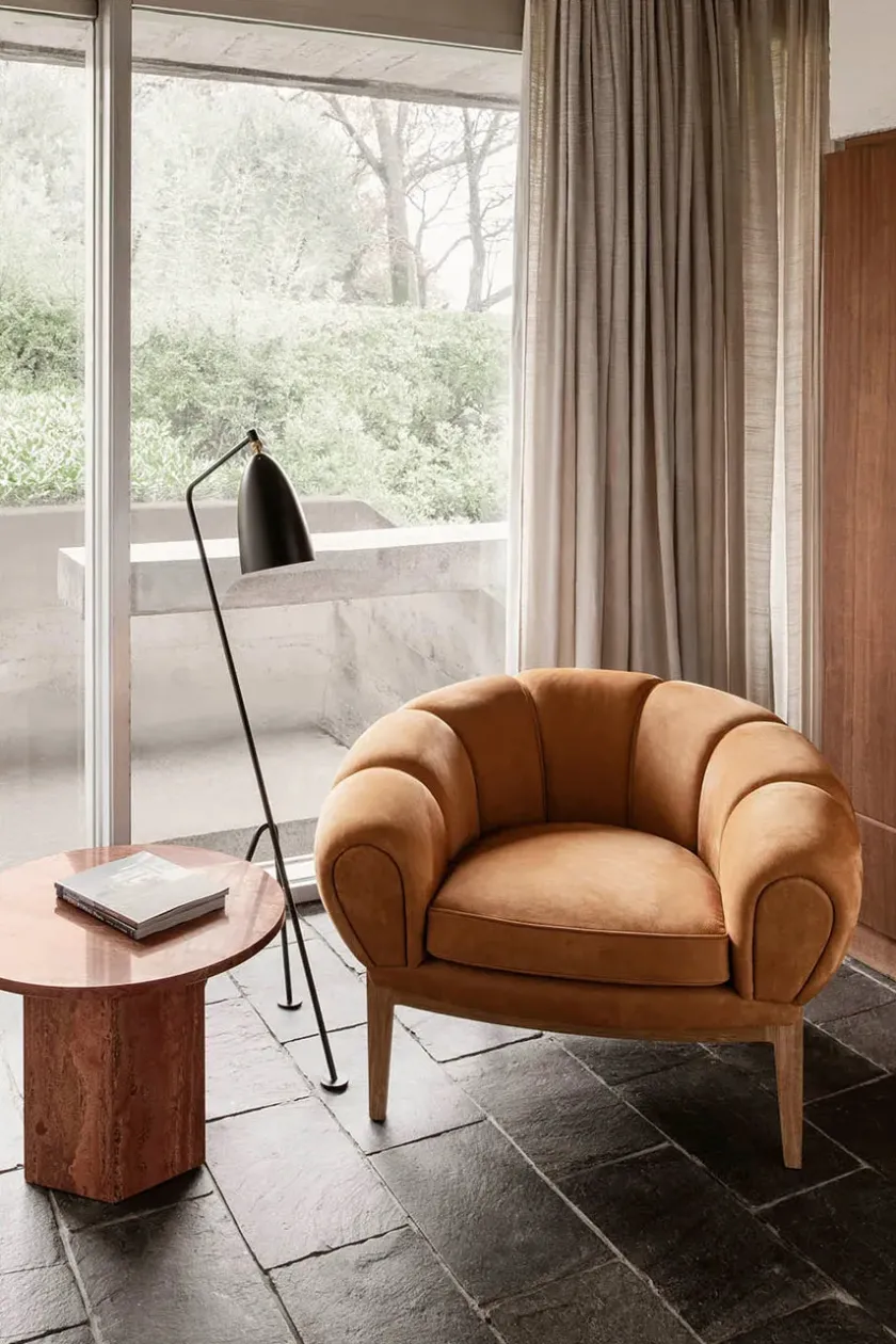 GUBI Croissant Lounge Chair, leather fra> Lænestole