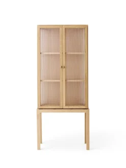 Audo Copenhagen Curiosity Cabinet, high fra> Vitrineskabe